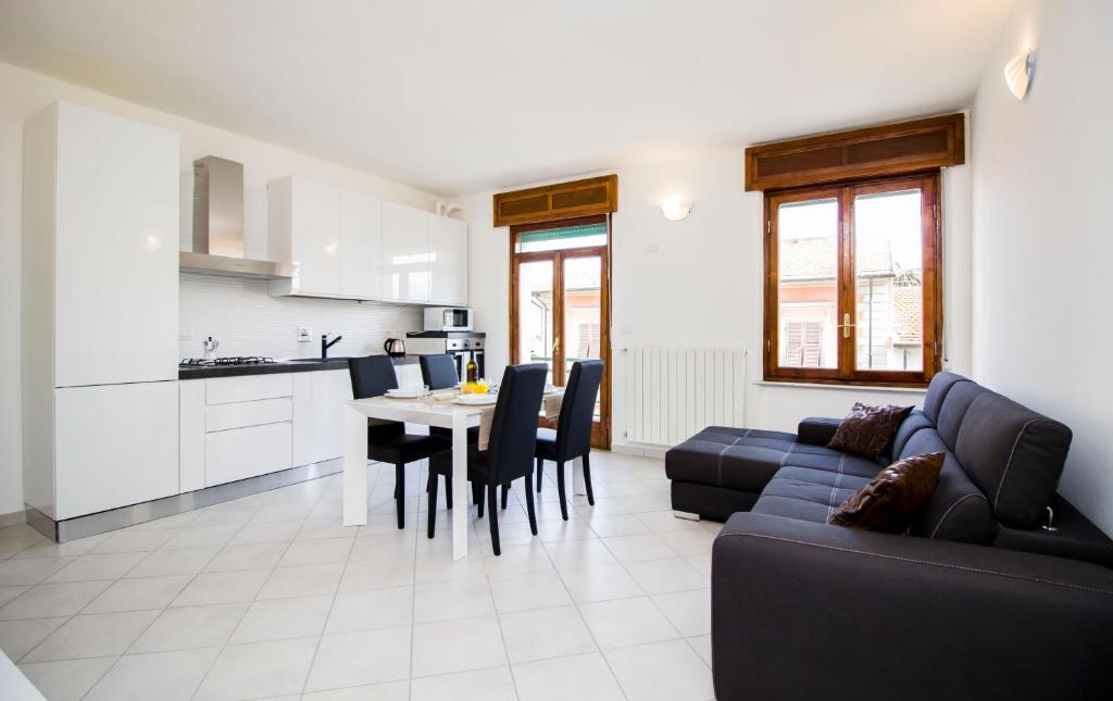uma cozinha e uma sala de estar com um sofá e uma mesa em InnPisaRentals - Charme Pisa Toscana 2 em Pisa