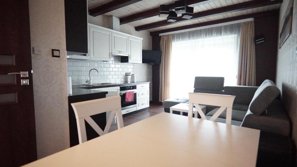 Kuchyňa alebo kuchynka v ubytovaní Apartamenty Leśny Zakątek