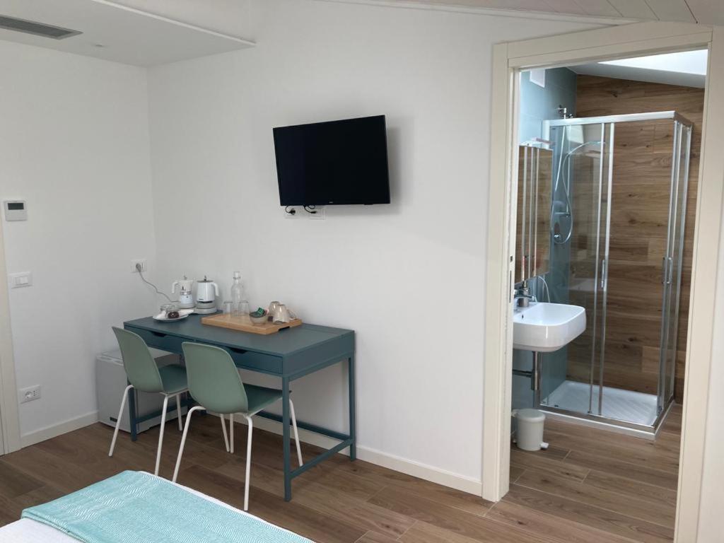 bagno con tavolo blu e lavandino di BiancoGelso b&b Vegan a Gardone Riviera