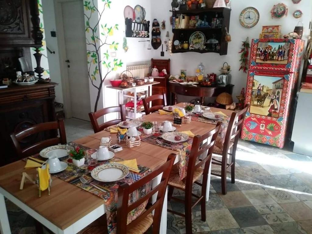 皮亞扎－阿爾梅里納的住宿－Zù Mariu B&B，一间带木桌和椅子的用餐室
