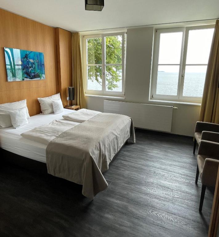 Postel nebo postele na pokoji v ubytování Hotel Hafenresidenz Stralsund