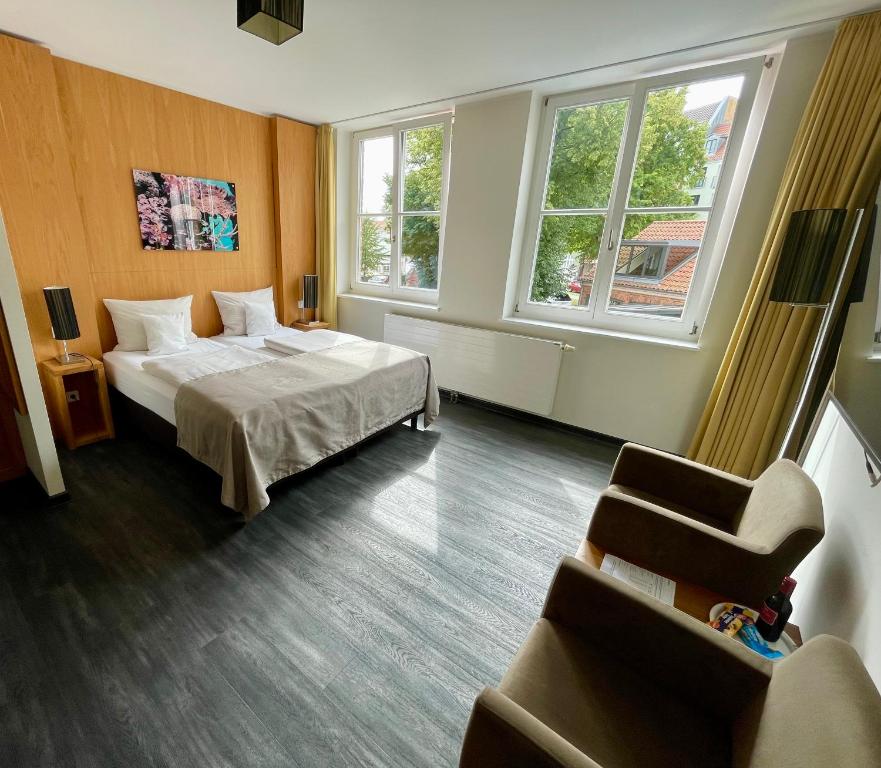 Postel nebo postele na pokoji v ubytování Hotel Hafenresidenz Stralsund