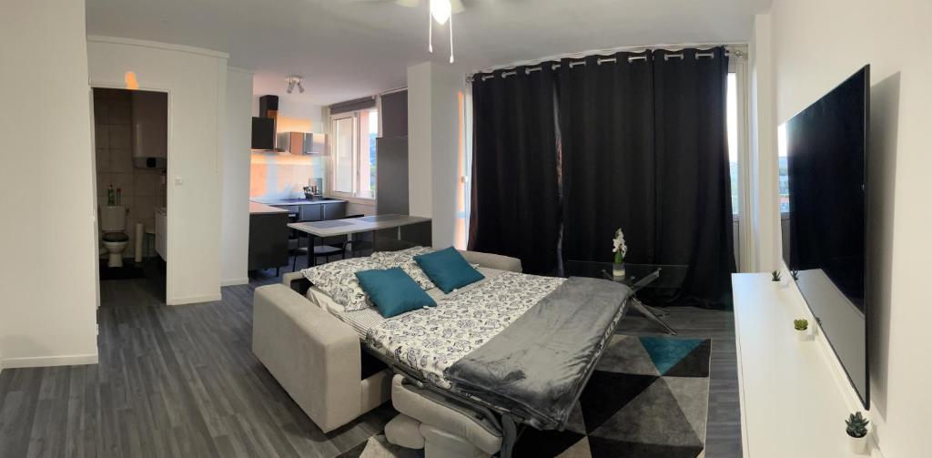 Una cama o camas en una habitaci&oacute;n de Appartement T1 Valmante Michelet