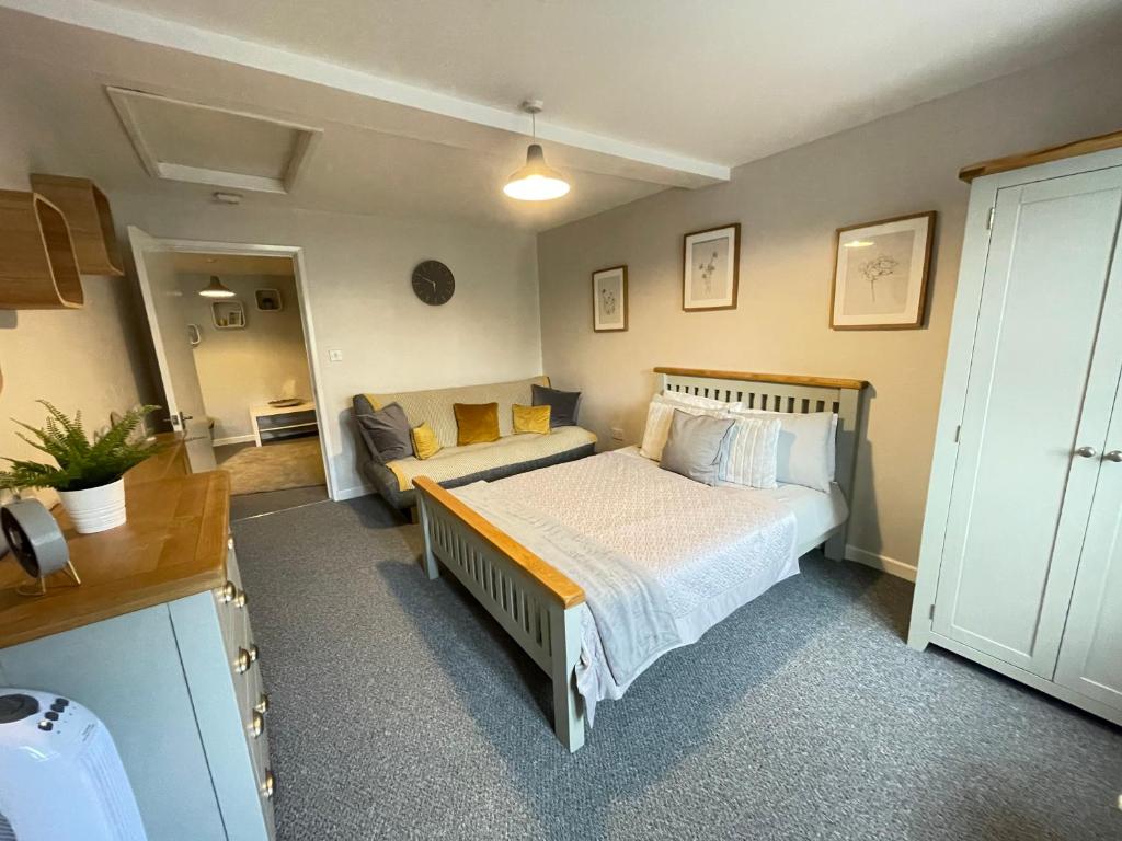 布雷肯的住宿－Westend Holiday Let 2 Brecon，一间卧室配有一张床和一张沙发
