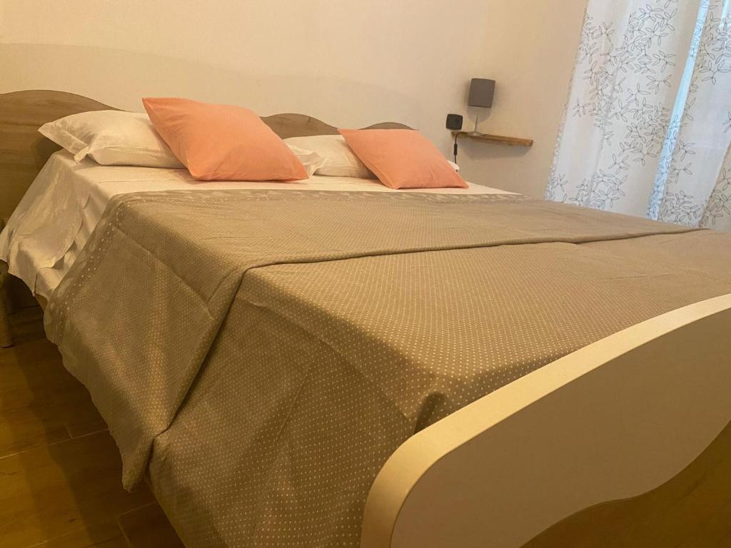 A bed or beds in a room at Scalinata Vernazza Little House