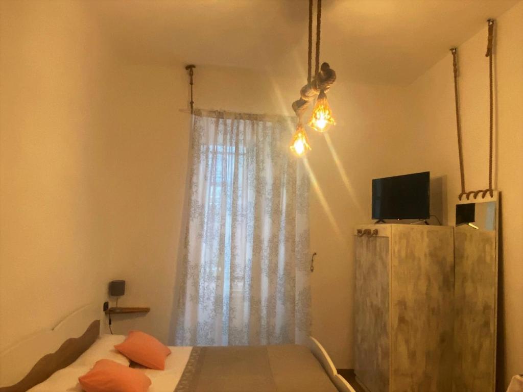 A television and/or entertainment centre at Scalinata Vernazza Little House