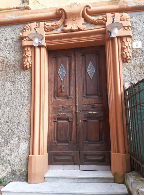 The facade or entrance of Scalinata Vernazza Little House
