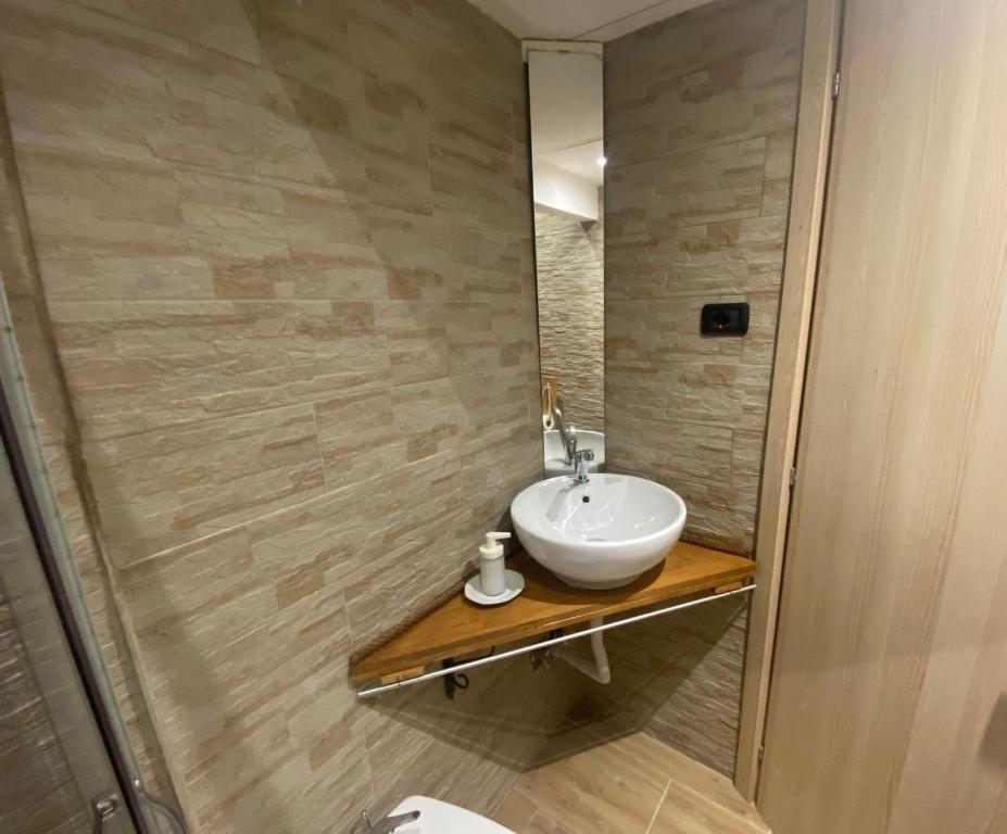 A bathroom at Scalinata Vernazza Little House