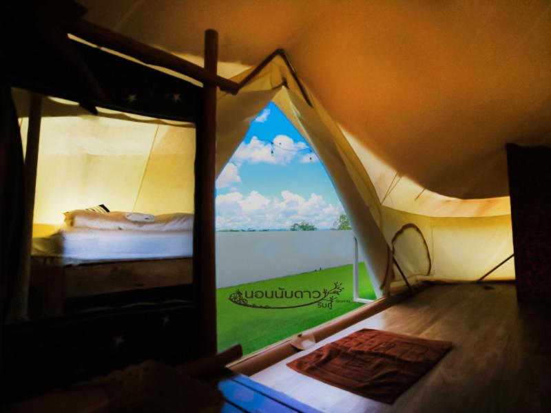Postel nebo postele na pokoji v ubytování Norn Nab Dao RimPhu Resort