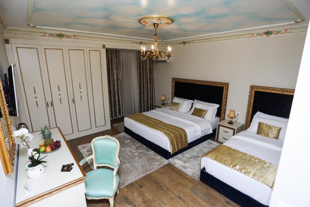 Postel nebo postele na pokoji v ubytování Hotel Empire Albania
