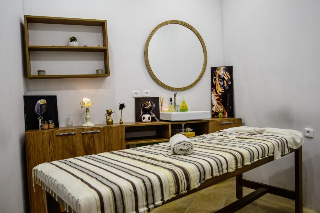 Postel nebo postele na pokoji v ubytování Suites Hôtel Les Charmilles & Spa