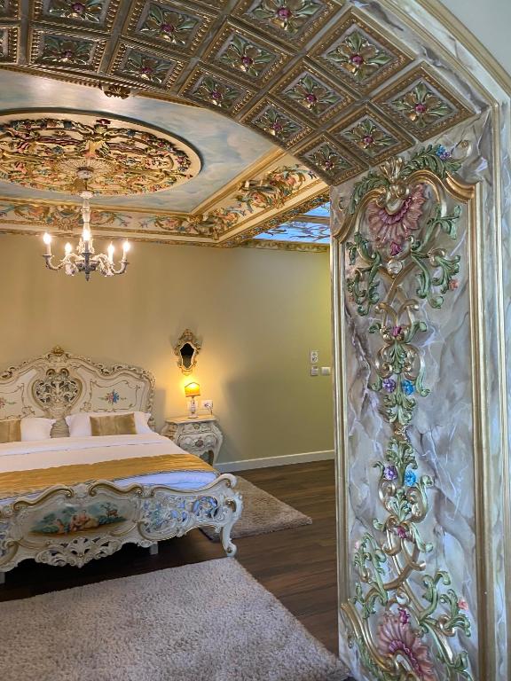 Postel nebo postele na pokoji v ubytování Hotel Empire Albania