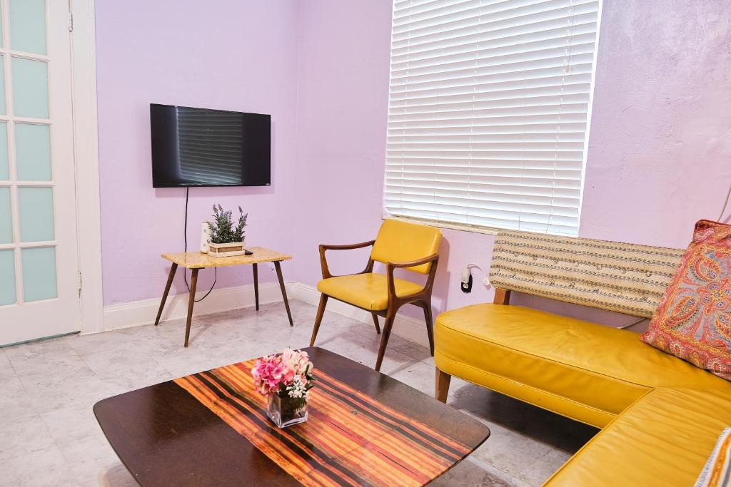 uma sala de estar com um sofá e uma mesa em The Marlin Rooster Apartments em Miami