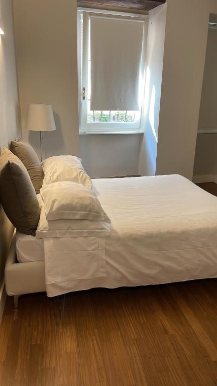 een groot bed in een kamer met een raam bij La Casa di Paola in Lovere