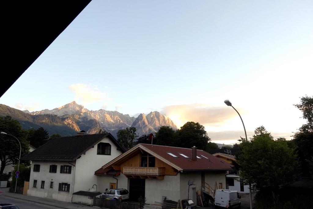 een huis met uitzicht op een berg bij Loisachglück in Garmisch-Partenkirchen