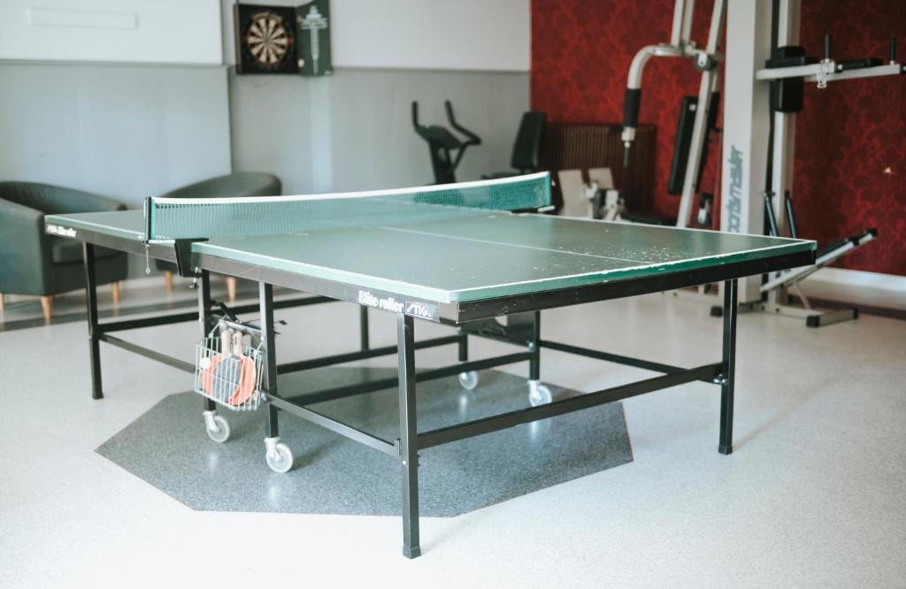Stolní tenis v ubytování Nadden Hotell & Konferens nebo okolí