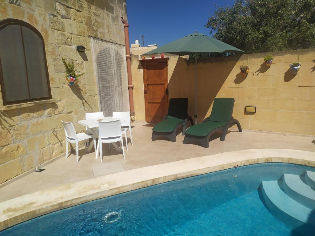 Bazén v ubytování Gozo Rustic Farmhouse with stunning views and swimming pool nebo v jeho okolí