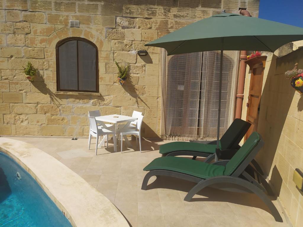 Bazén v ubytování Gozo Rustic Farmhouse with stunning views and swimming pool nebo v jeho okolí