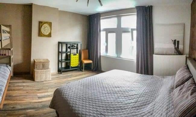 een slaapkamer met een bed en een raam bij Edelweis in Blankenberge