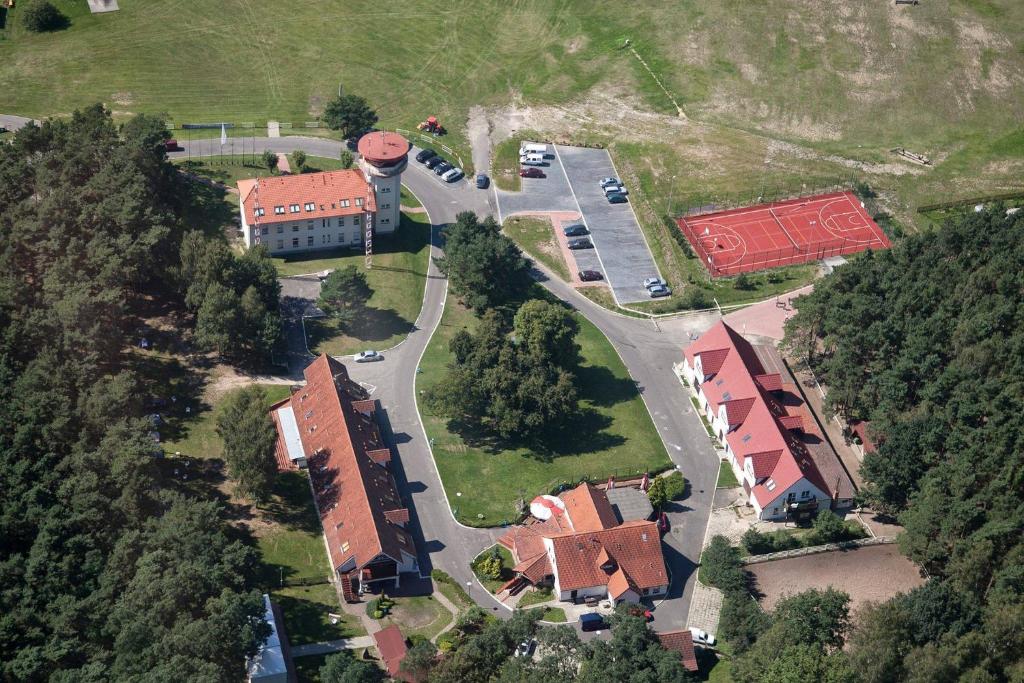 een bovengronds uitzicht op een gebouw en een weg met auto's bij Hotel Aeroplan in Zielona Góra