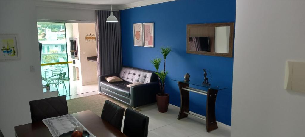 sala de estar con sofá y mesa en Atalanta 201A, en Bombinhas