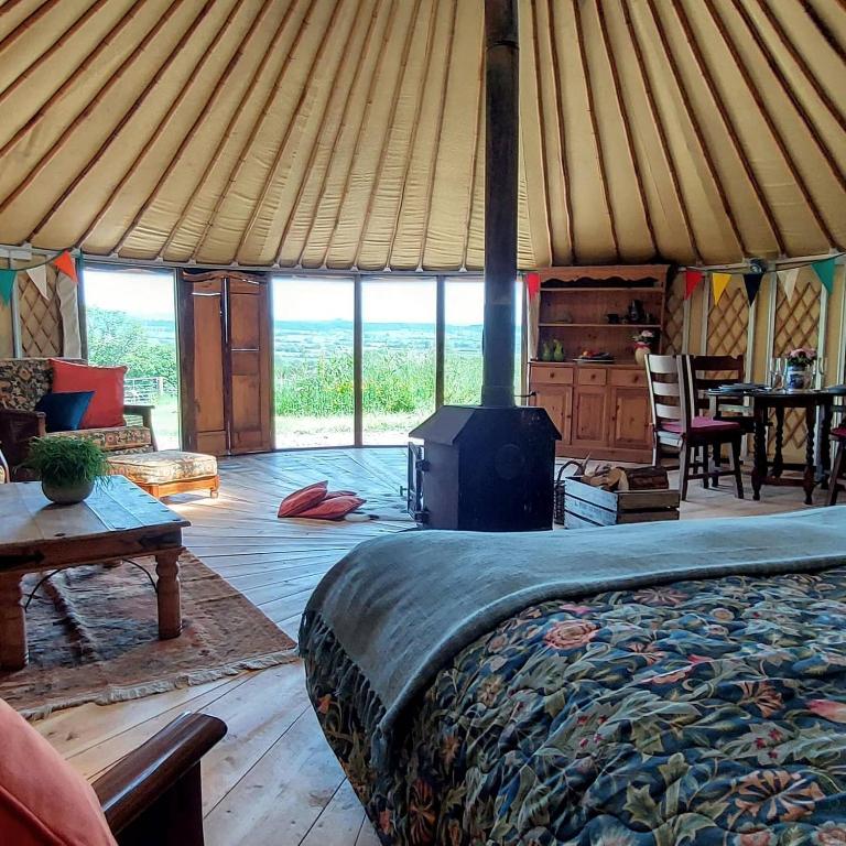 Glastonbury Glamping Retreat, Tor View Farm, High Ham (updated prices 2024)
