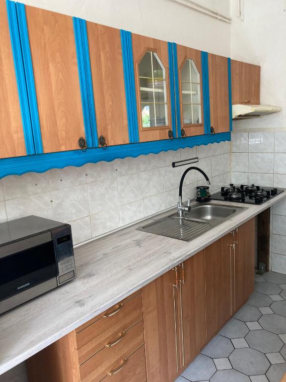 Kuchyň nebo kuchyňský kout v ubytování Příjemný apartmán se zahradou