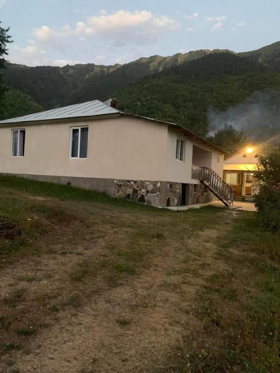 Nespecifikovaný výhled na hory nebo výhled na hory při pohledu z penzionu