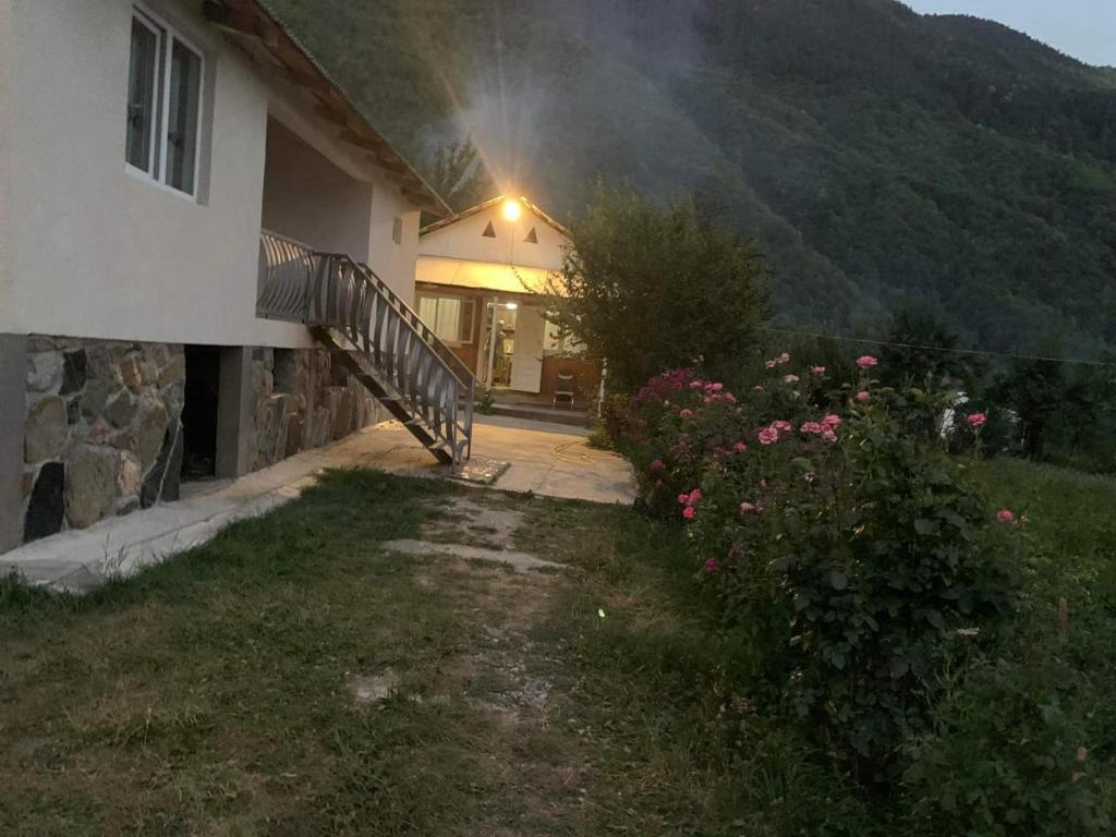 Nespecifikovaný výhled na hory nebo výhled na hory při pohledu z penzionu