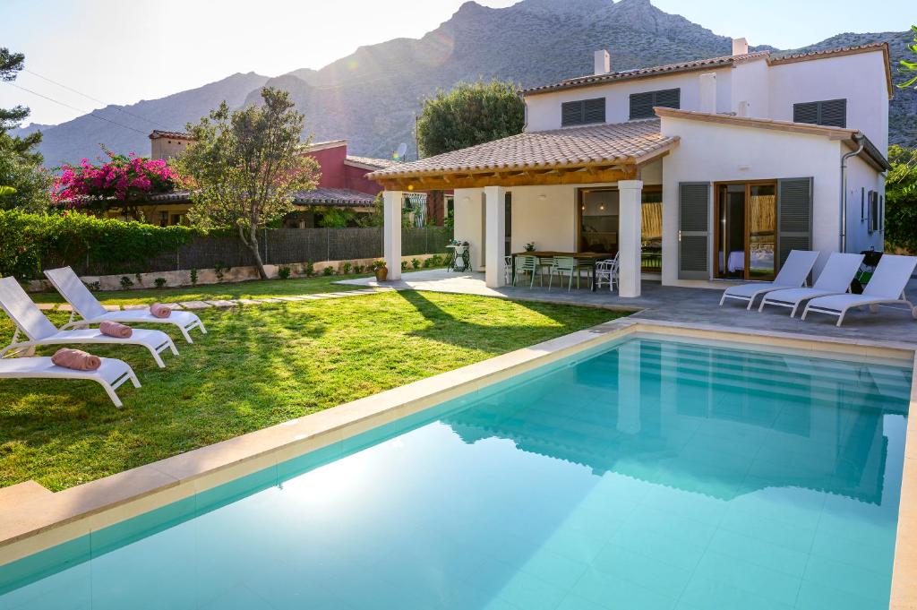 Poolen vid eller i närheten av Villa with pool near the beach in Cala San Vicente by Renthousing