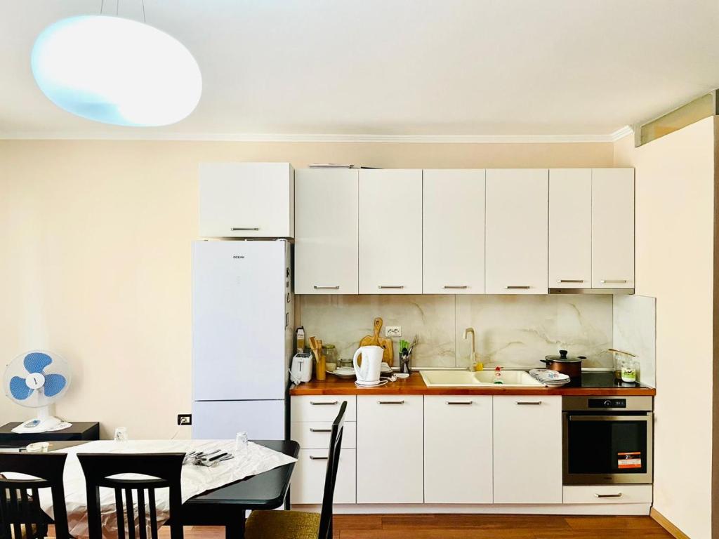 Spacious Holiday Apartment - Image 4