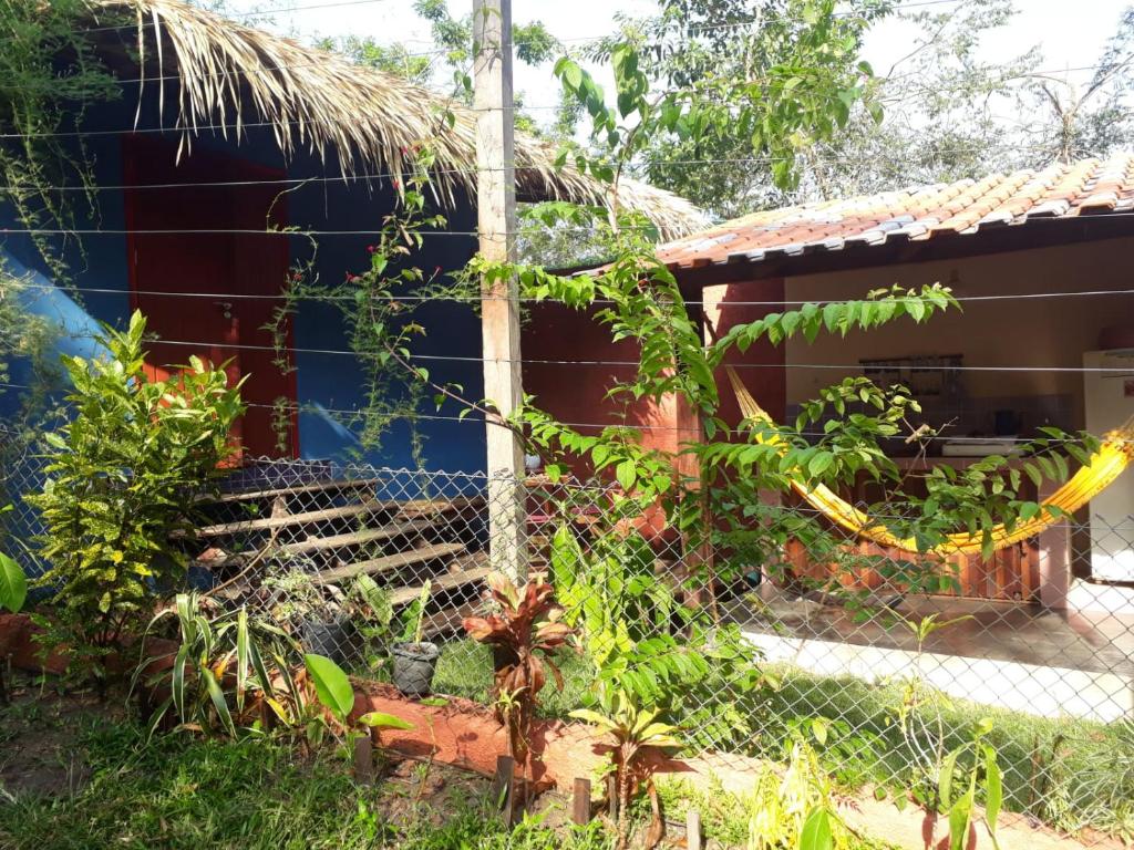 ein Haus mit einem Zaun davor in der Unterkunft Chalé confortável em Alter do Chão in Alter do Chao