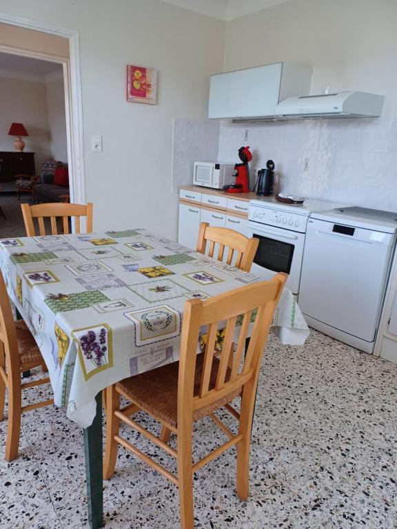 Η κουζίνα ή μικρή κουζίνα στο A 5 Minutes des Ocres Gïte La Charite Gordes Roussillon