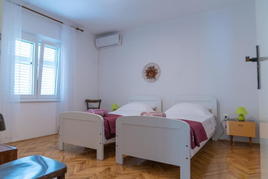Postel nebo postele na pokoji v ubytování Sidus Maris, Spacious Seaside Apartment with Free Parking