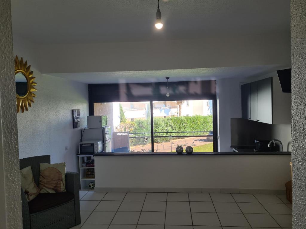 uma cozinha com uma grande janela numa sala de estar em Viulettu d'amore em San-Nicolao