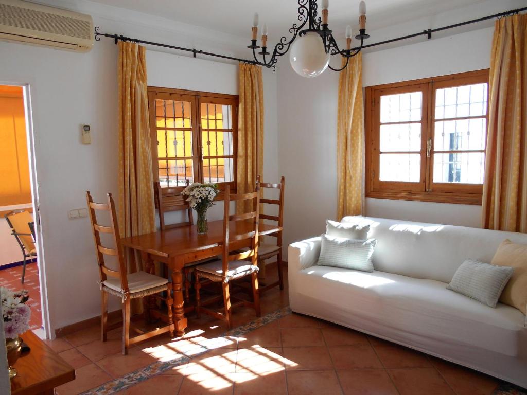 Posedenie v ubytovaní 300-Meter-bis-zum-Strand-Caracola-Wohnung-mit-Garten