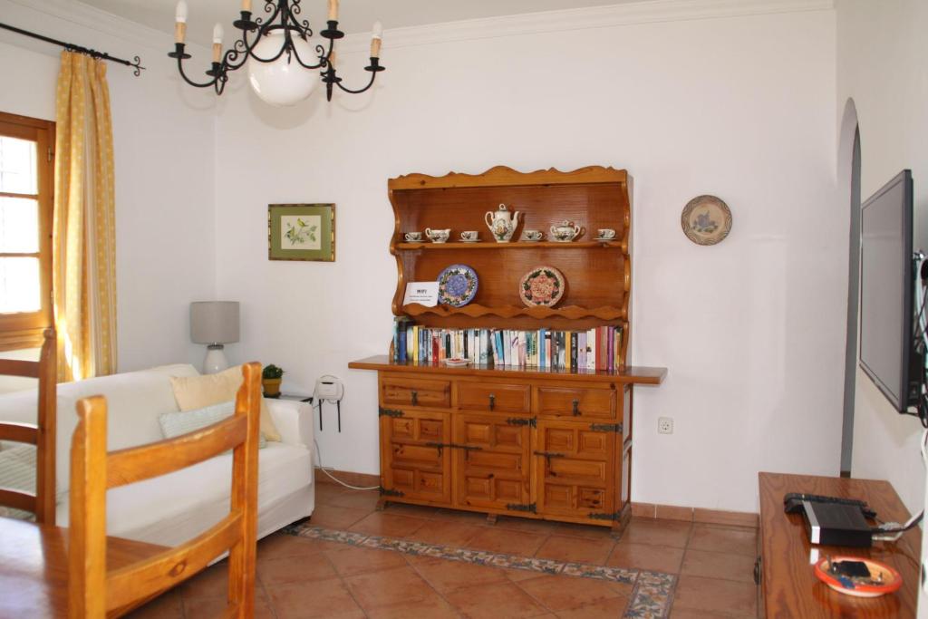 Televízia a/alebo spoločenská miestnosť v ubytovaní 300-Meter-bis-zum-Strand-Caracola-Wohnung-mit-Garten