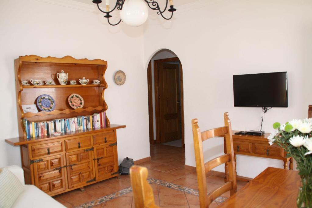 Televízia a/alebo spoločenská miestnosť v ubytovaní 300-Meter-bis-zum-Strand-Caracola-Wohnung-mit-Garten