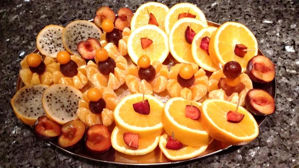 une assiette remplie de fruits sur une table dans l'établissement Hotel Fabrice, à Bad Klosterlausnitz