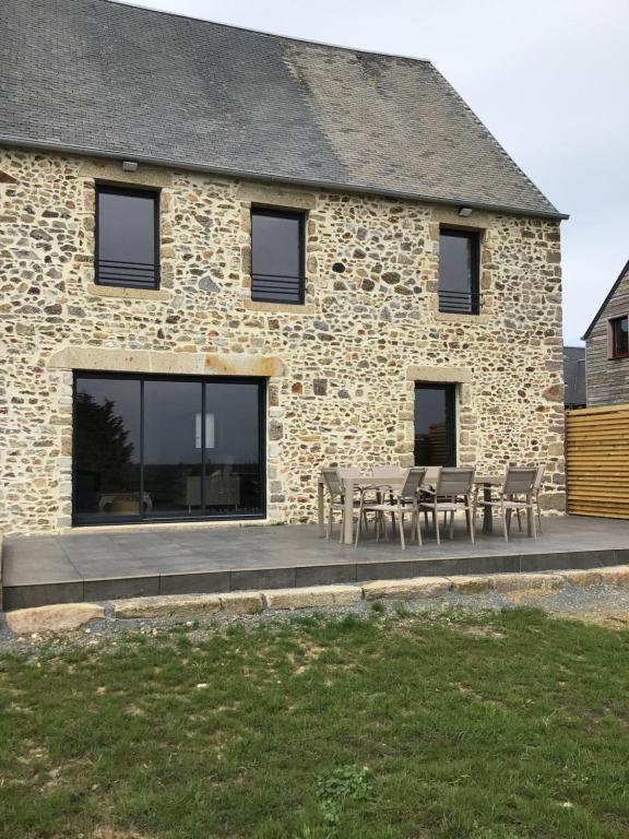 Zdjęcie z galerii obiektu Grange rénovée à neuf avec vue sur la baie w mieście Tourville-sur-Sienne