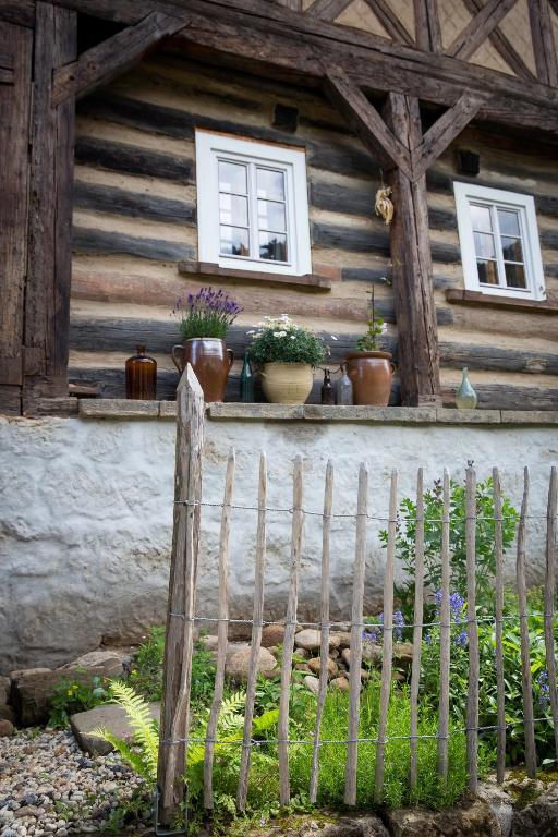 a wooden fence in front of a house with windows at Kulturdenkmal Umgebinde1657 in Bad Schandau