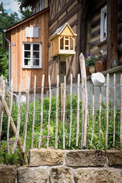 a wooden fence in front of a house at Kulturdenkmal Umgebinde1657 in Bad Schandau