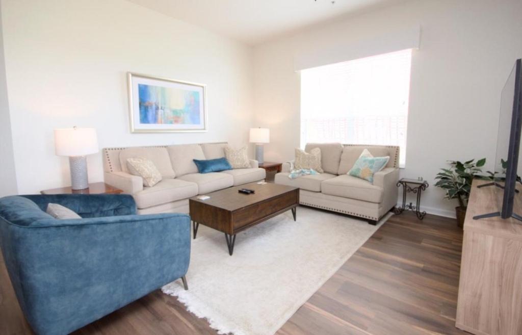 Penthouse Lake View 3 bed Condo Convention Center condo, Orlando