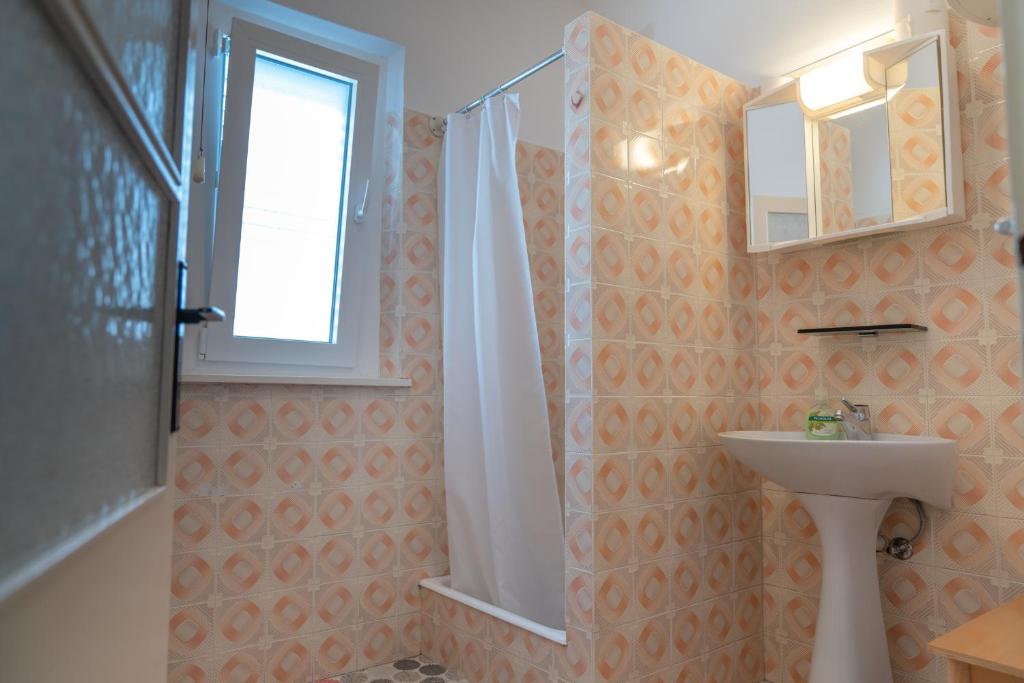 Koupelna v ubytování Sidus Maris, Spacious Seaside Apartment with Free Parking