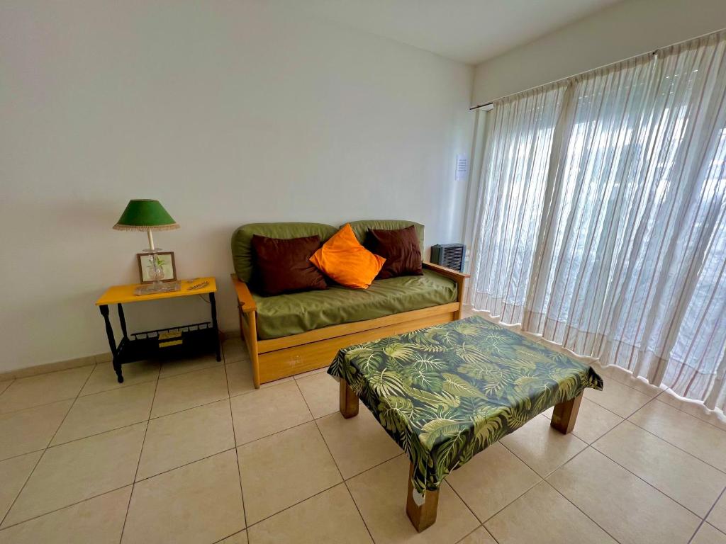 un soggiorno con un divano e un tavolo di Amplio departamento al frente en zona Plaza Colón - SOLO FAMILIAS - a Mar del Plata