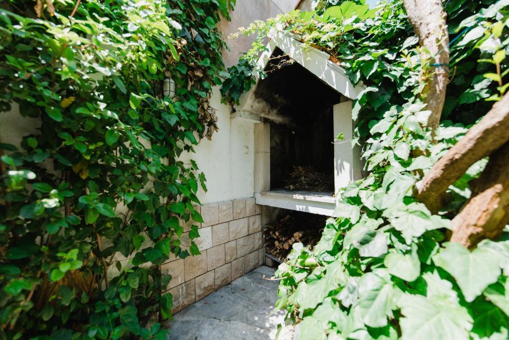 Zahrada ubytování Apartments with parking spaces Duce, Omis - 2773