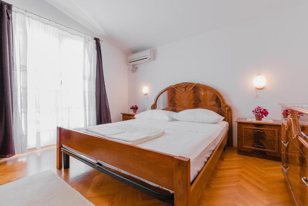 Postel nebo postele na pokoji v ubytování Apartments with parking spaces Duce, Omis - 2773
