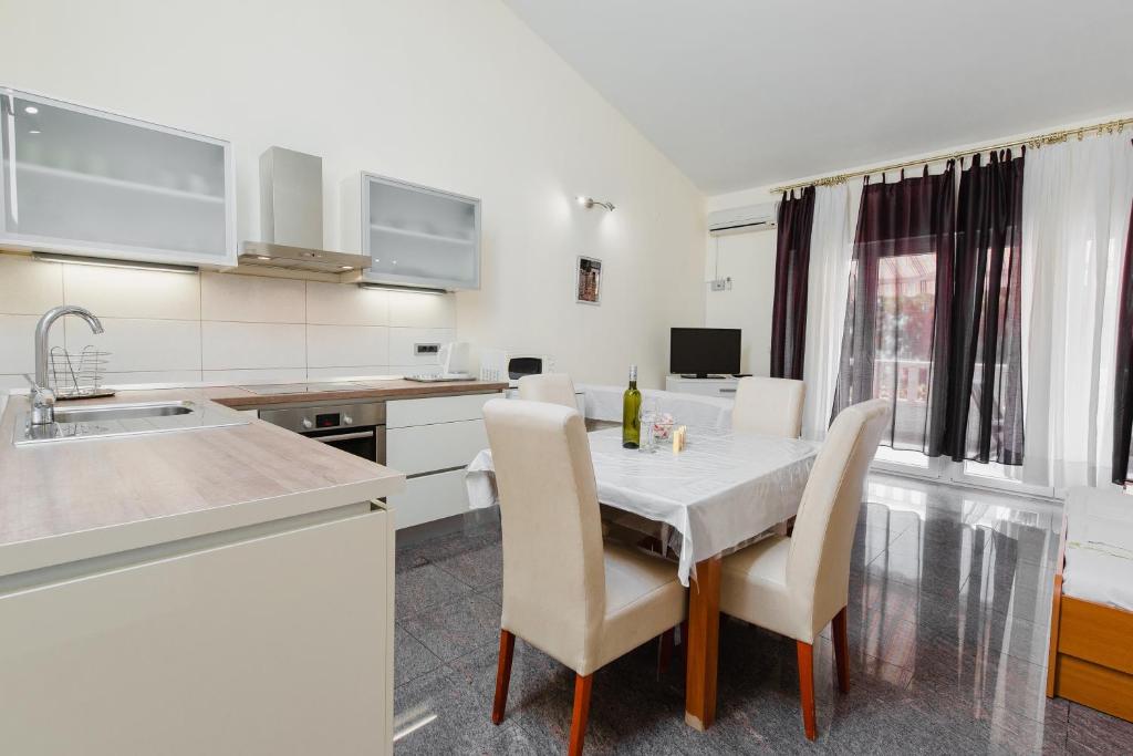 Kuchyň nebo kuchyňský kout v ubytování Apartments with parking spaces Duce, Omis - 2773