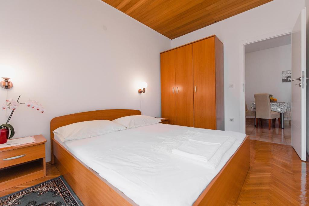 Postel nebo postele na pokoji v ubytování Apartments with parking spaces Duce, Omis - 2773