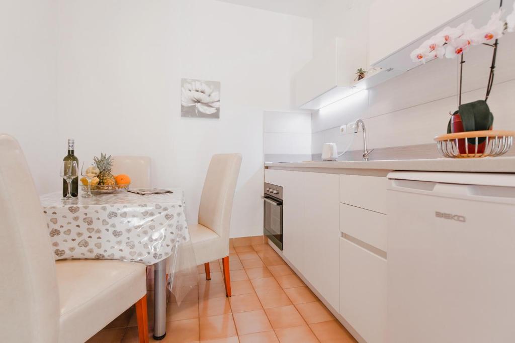Kuchyň nebo kuchyňský kout v ubytování Apartments with parking spaces Duce, Omis - 2773